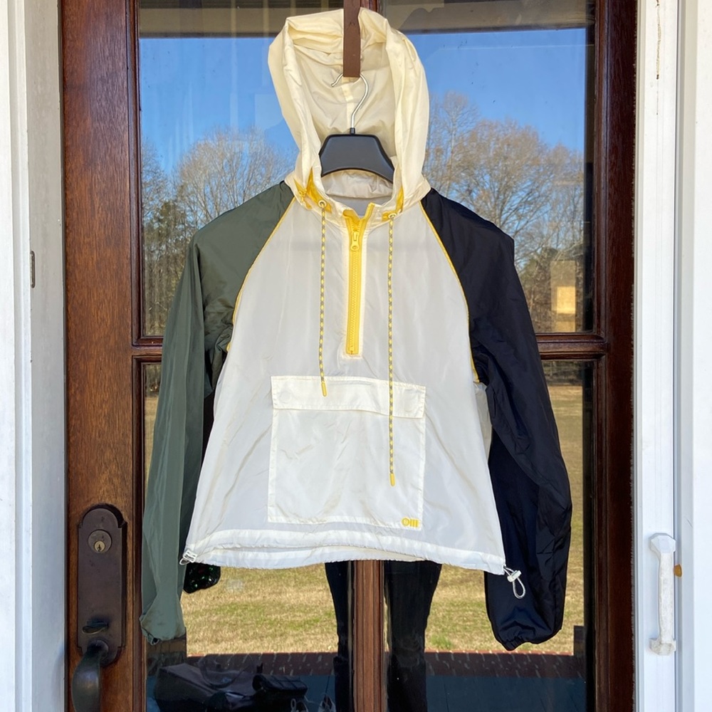 Bandier & Solid & Striped pullover 1/2 zip. Removable‎ hood. Xs